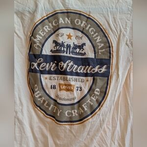 Levi's Graphic Tee in White and Blue